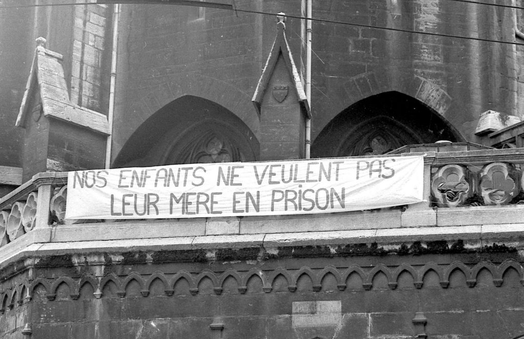 Photo de Saint-Nizier avec la banderole « Nos enfants ne veulent pas leur mère en prison ».