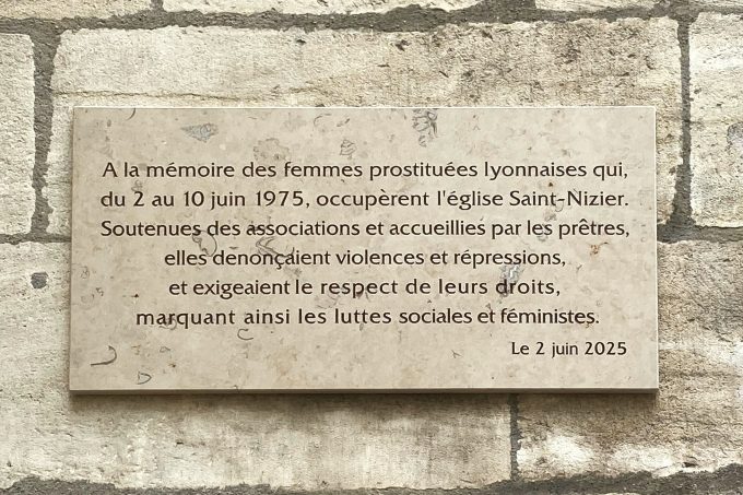 plaque commémorative en marbre : À la mémoire des femmes prostituées lyonnaises qui, du 2 au 10 juin 1975, occupèrent l'église Saint-Nizier. Soutenue des associations et accueillies par les prêtres, elles dénonçaient violences et répressions, et exigeaient le respect de leurs droits, marquant ainsi les luttes sociales et politiques.